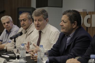 El titular de la OIT se reunió con Fernández y jefes de las tres centrales sindicales